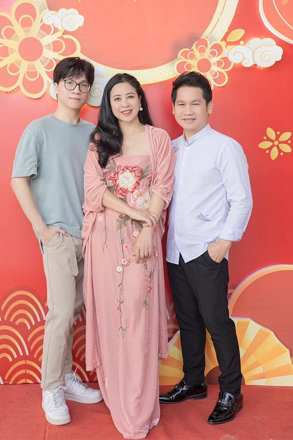 goài người vợ tâm lý, ca sĩ Trọng Tấn còn có 2 con ngoan ngoãn và giỏi giang. Trong số đó là cậu con trai có tài năng như bố. Cách đây 3 năm, Trọng Tấn đã đưa con trai lên sân khấu biểu diễn cùng mình. Anh chia sẻ, Tấn Đạt mới được anh phát hiện có khả năng ca hát hơn 1 năm nay và đã luyện thanh cho Tấn Đạt. Hiện nay Tấn Đạt học thanh nhạc của Học viện âm nhạc Quốc gia Việt Nam. Trọng Tấn cho rằng, nếu so với anh ngày xưa ở tuổi này đi hát tại sân khấu 51 Trần Hưng Đạo chân run bần bật thì nhìn con trai bây giờ thấy con không run như bố hồi xưa. Như vậy tức là con đã trưởng thành hơn mình ở tuổi đó. Tấn Đạt cũng đã cảm ơn bố - người thầy của mình. Chàng trai chững chạc có giọng hát sáng được nhiều khán giả kỳ vọng sẽ nối nghiệp Trọng Tấn, gặt hái được nhiều thành công.