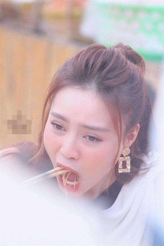 ù xinh xắn song khoảnh khắc thưởng thức đồ ăn của diễn viên 9X lại trông khá hài hước.