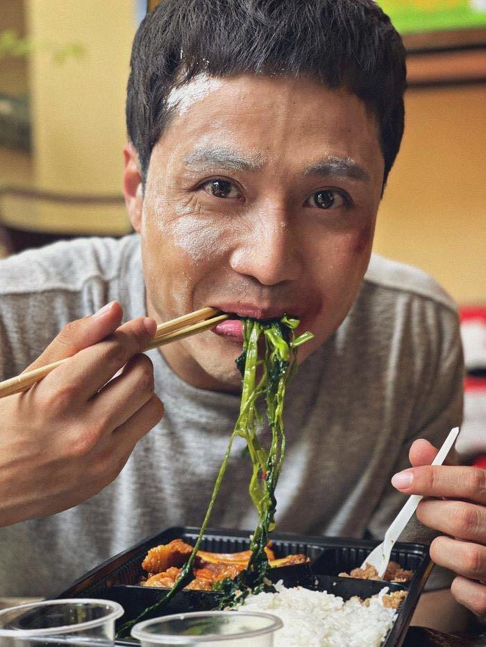 iễn viên Thanh Sơn gây cười với khoảnh khắc ăn uống "khổ sở".
