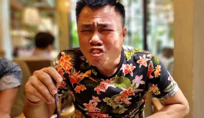 ự Long với biểu cảm "xuýt xoa" gây chú ý.