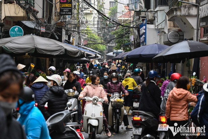7h30 sáng 4/2, tại chợ Linh Lang (Ba Đình, Hà Nội), cảnh mua sắm đồ cúng diễn ra tấp nập. Hôm nay là ngày nhiều gia đình làm cơm cúng Rằm tháng Giêng.