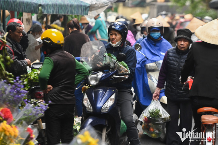 Tại các ngõ xung quanh chợ Linh Lang, tiểu thương bày bán nhiều mặt hàng liên quan đến cúng rằm, đặc biệt là hoa quả, giò chả...