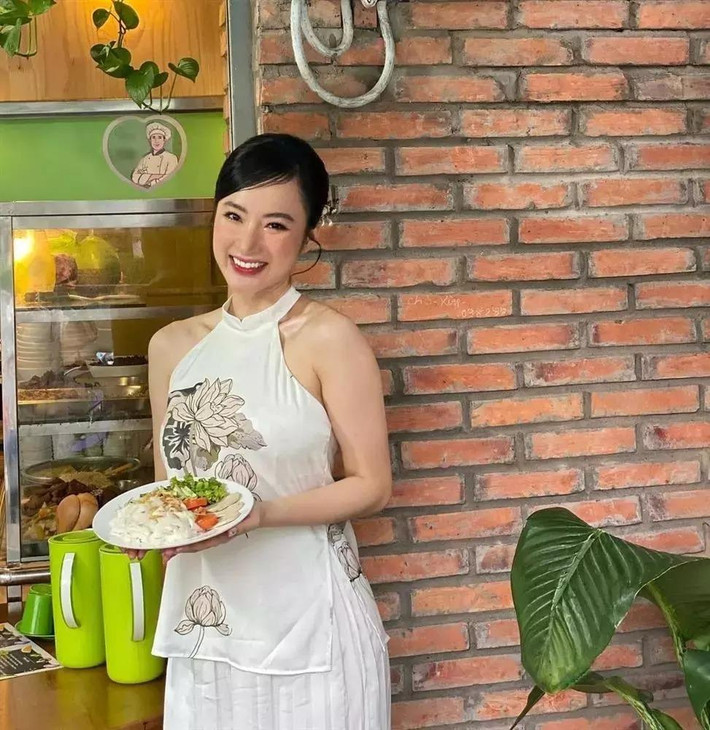 o yếm là một trong những trang phục truyền thống cho thấy vẻ duyên dáng của người phụ nữ Việt. Từ mảnh khăn vuông vải thô được may làm lớp áo nội y thời xưa, chiếc yếm dần được cách tân, trở thành cảm hứng thời trang hiện đại. Với thiết kế cắt xẻ hiểm hóc, áo yếm giúp phô diễn nét đẹp hình thể người phụ nữ. Nhưng đồng thời, nếu không khéo diện, đây lại có thể là nguồn cơn của sự hớ hênh.