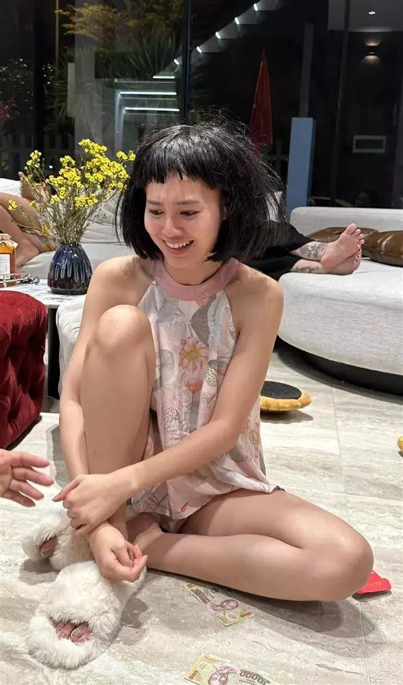 gay cả khi ở nhà, người đẹp cũng ưu ái yếm lụa nhưng dáng ngồi khéo léo khiến cô không để lộ 1 giây hớ hênh.