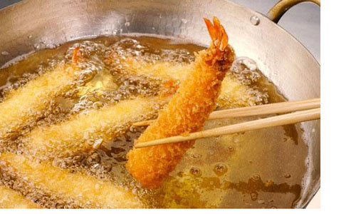 6. Không cho trẻ ăn dầu mỡ để tránh béo phì: Các bé cần khoảng 30-40% lượng calo từ chất béo hàng ngày để đáp ứng bộ não và cơ thể đang phát triển nhanh chóng bởi não bộ có những yêu cầu đặc biệt từ axit béo và các thành phần khác của chất béo. Lượng chất béo phù hợp cho trẻ ăn dặm dưới 1 tuổi là 3,5g/kg mỗi ngày. Tốt nhất là cho trẻ ăn chất béo từ dầu thực vật, mỡ cá, có chứa hàm lượng Omega 3 cao giúp tăng sức đề kháng, giảm thiểu các căn bệnh viêm nhiễm, hỗ trợ hệ tuần hoàn hoạt động tốt hơn.
