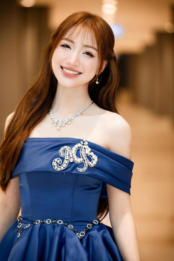 Ngoài nghệ thuật, mẹ đơn thân kinh doanh thời trang online với doanh thu hàng chục triệu mỗi ngày. Năm 2020, cô xây nhà 5 tầng báo hiếu bố mẹ và sở hữu nhiều bất động sản tại TPHCM, Hà Nội. Cô từng rao bán hai căn nhà ở vị trí đắc địa tại Quận 1 (TP.HCM) với giá 7-8 tỷ đồng/căn.