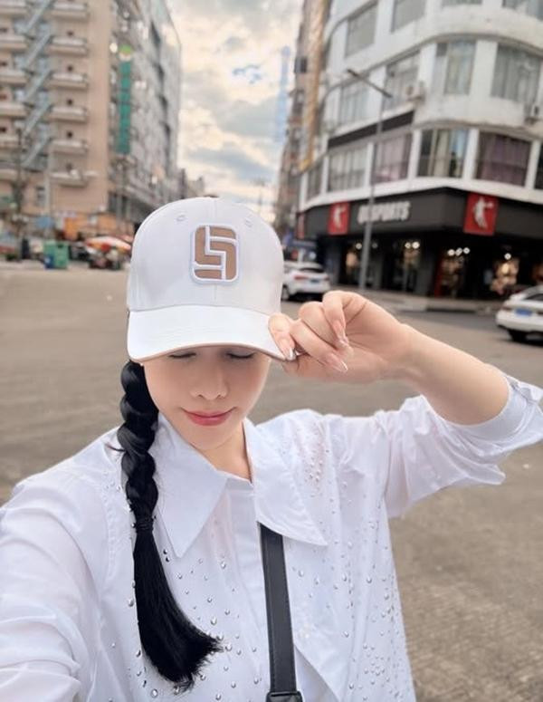 Hoạt động nghệ thuật chăm chỉ giúp Nhật Kim Anh có nguồn thu nhập ổn định. Cùng với đó, cô lấn sân sang lĩnh vực kinh doanh mỹ phẩm, làm đẹp. Trong số tài sản đáng nể phải kể đến căn biệt thự hồ cá Koi có diện tích lên đến 220m2 ở một khu đô thị cao cấp tại Bình Chánh, TPHCM mà nữ diễn viên đang sở hữu. Nhật Kim Anh sở hữu căn biệt thự diện tích 220m2 có hồ cá Koi tại khu đô thị cao cấp ở Bình Chánh, TP.HCM. Cô cũng thường xuyên thay đổi xế hộp tiền tỷ và mới đây vừa mua xe của thương hiệu nổi tiếng giá khoảng 5 tỷ đồng.