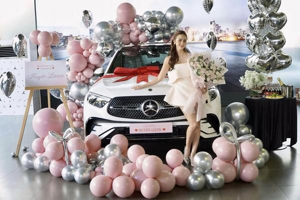 Mới đây, nữ diễn viên đăng ảnh đi nhận xe hơi mới sang chảnh.