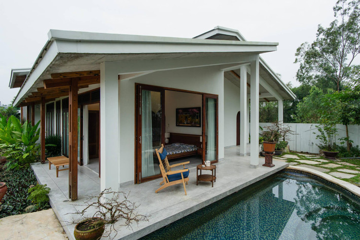 Bên cạnh phòng ngủ lớn phía cuối nhà là bể bơi để mang lại sự riêng tư khi sử dụng.