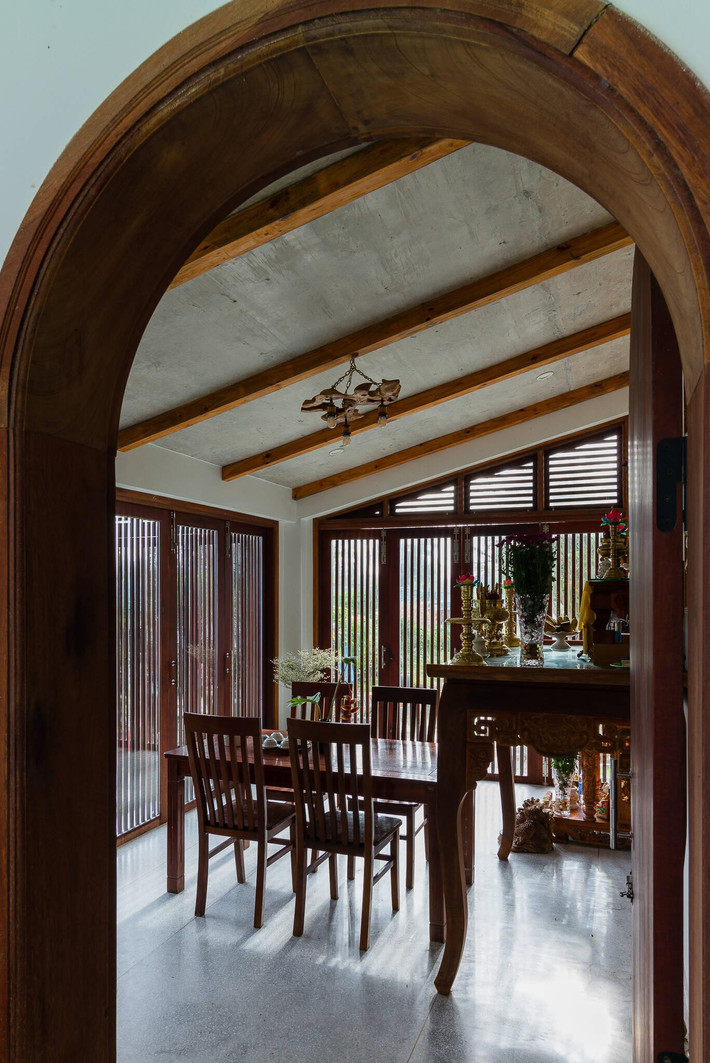 Khu vực thờ cúng yên tĩnh, trang nghiêm.