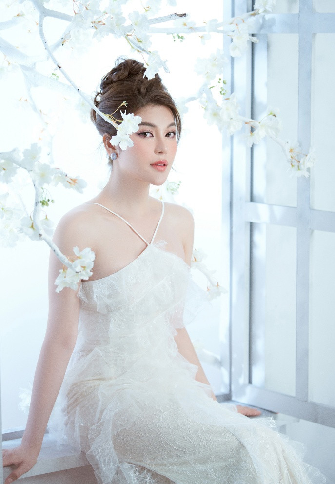 Lily Chen vừa thực hiện bộ ảnh thời trang chụp ở studio, với concept quyến rũ gồm 2 sắc đen trắng. Đây cũng là dịp cô nhìn lại những thành quả lao động của mình trong năm qua, vạch ra những kế hoạch trong năm mới.