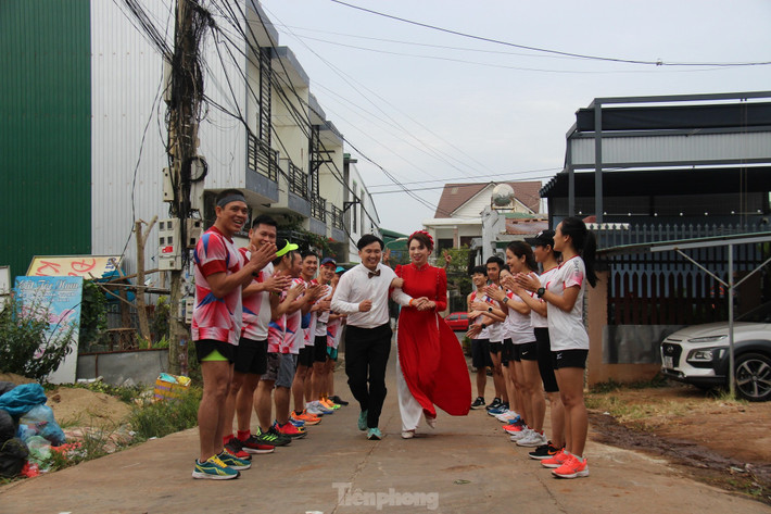 6 giờ 30 phút, anh Tuyên cùng các thành viên CLB Buôn Ma Thuột runners chạy đến nhà cô dâu ở phường Tân Lợi. Cô dâu Nguyễn Ngọc Anh (SN 1997) cho hay: “Tôi rất lo lắng cho sức khỏe của chồng, đây là ngày trọng đại của chúng tôi. Cả đêm, tôi không tài nào chợp mắt được”