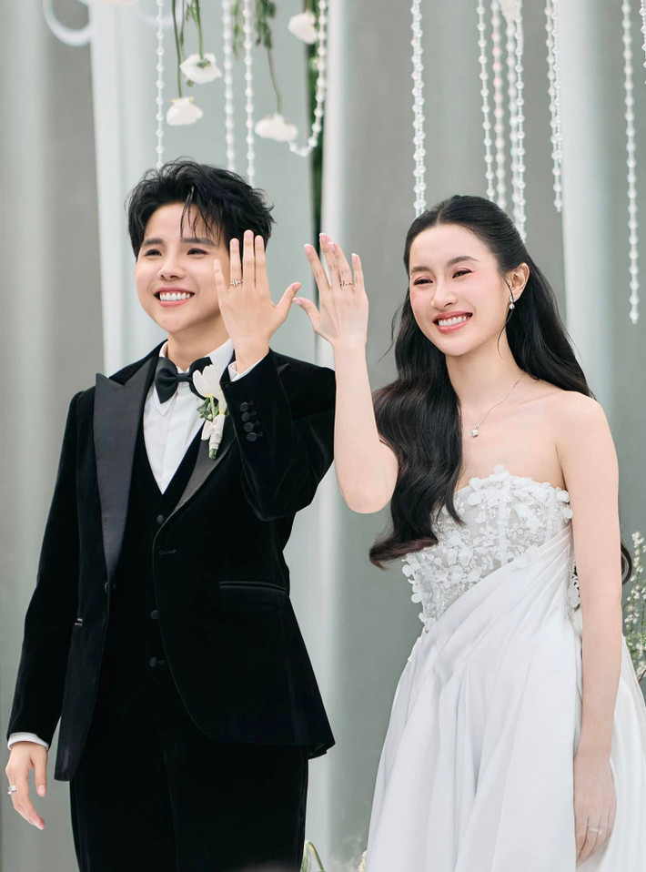 Cặp đôi này gặp gỡ lần đầu tiên khi quay MV Có Người. Thời điểm đó, Quang Đăng chính là người giới thiệu Bí Đỏ vì Vũ Cát Tường đang tìm người có khả năng múa để thực hiện quay MV. Chính cơ duyên đặc biệt mà "ông mai" Quang Đăng giới thiệu đã đưa ca sĩ và bà xã tới với nhau. Tuy nhiên thời điểm quay MV, cả hai vẫn chưa chính thức tìm hiểu đối phương. Cho tới năm 2020, Vũ Cát Tường và Bí Đỏ mới làm quen và tiến tới chuyện hẹn hò.
