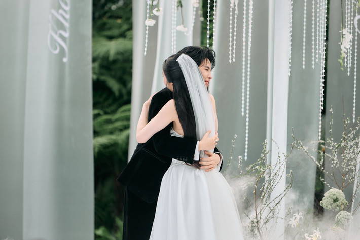 Nếu mặc định phải là tình yêu nam nữ, thì chắc sẽ không có chúng ta đứng đây ngay lúc này. Em hiểu, mỗi người có mặt trên cuộc đời này đều có những trải nghiệm của riêng mình cần phải học. Cuộc đời này em biết sẽ còn rất nhiều thử thách ở phía trước, em không mong cầu mọi thứ đến với chúng ta phải luôn suôn sẻ hay phải có một tình yêu thật ngọt. Em chỉ mong anh có thể ở bên, bao dung che chở em, nắm tay em vượt qua mọi thử thách cùng nhau đi hết phần đời còn lại".