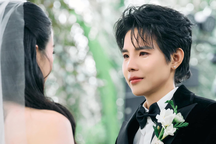 "Nó còn một ý nghĩa lớn hơn, chính là sự chở che của vũ trụ đã và đang dành cho 2 đứa. Đứng dưới sự ôm ấp của người, cả hai mới dũng cảm ơn, hạnh phúc hơn. Nếu không có sự trợ duyên từ nhiều khía cạnh, có lẽ sự gặp gỡ 5 năm trước không dẫn được đến lễ thành đôi ngày 12/2/2025.