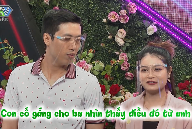 Kết thúc cuộc trò chuyện nhiều cảm xúc, cặp trai tài gái sắc đã cùng bấm nút trong niềm vui của ông bà mối và người thân.