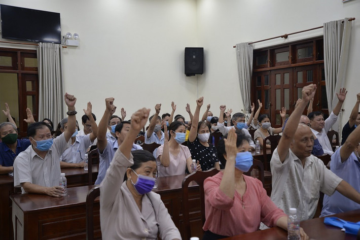 Cử tri phường 2, quận Tân Bình biểu quyết tại hội nghị
