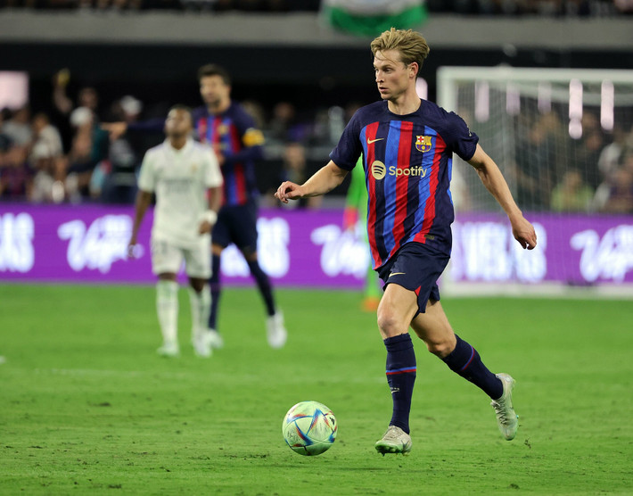 Man Utd chiêu mộ thành công Tyrell Malacia, Christian Eriksen và Lisandro Martinez trong mùa hè năm nay. Kế hoạch của họ chưa dừng lại. "Quỷ đỏ" đang tập trung hoàn tất thương vụ Frenkie de Jong. Đây là mục tiêu chuyển nhượng hàng đầu của HLV Erik ten Hag.