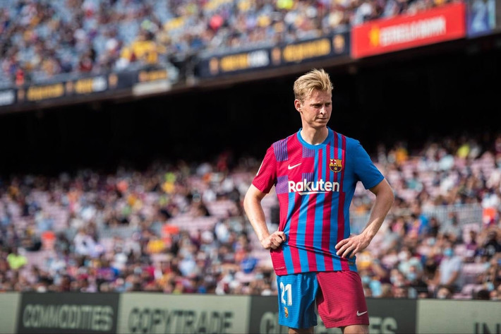 Đội chủ sân Old Trafford dành hơn 70 ngày để đàm phán với Barca. Họ đạt thỏa thuận về mức giá 75 triệu euro kèm 10 triệu euro điều khoản phụ. Tuy nhiên, De Jong chưa đồng ý thay đổi môi trường. Dù vậy, Barca đang làm mọi cách để ép De Jong ra đi. Chỉ như vậy, họ mới có thể đăng ký các tân binh Raphinha hay Robert Lewandowski.