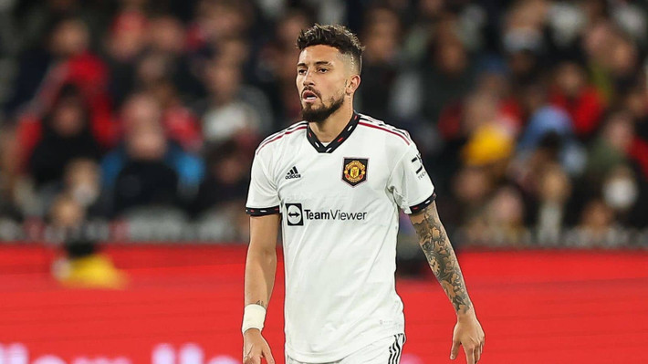 Chỉ còn 2 tuần nữa là mùa giải mới khởi tranh, có lẽ Alex Telles hiểu rằng thời gian của anh tại Old Trafford dần khép lại. Vốn phải cạnh tranh với Luke Shaw ở vị trí hậu vệ trái, giờ Telles thậm chí còn xếp sau Tyrell Malacia khi HLV Ten Hag chọn đội hình xuất phát.