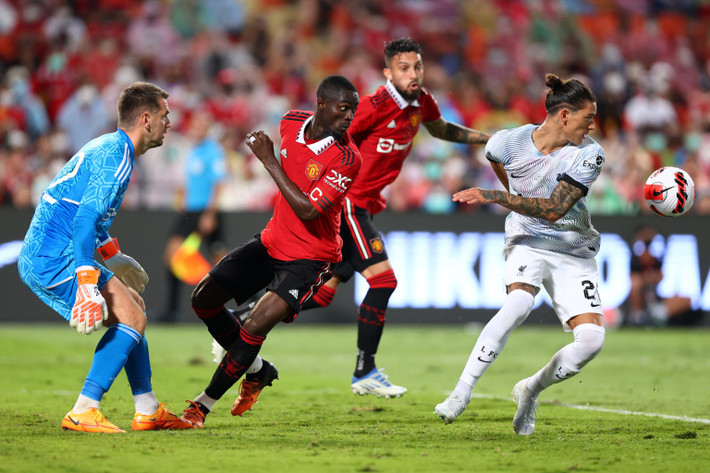 Ở chiều ngược lại, theo Sky Sports, Man Utd sẵn sàng đẩy đi 3 cầu thủ không còn trong kế hoạch mùa tới. Sau khi Man Utd chiêu mộ thành công Lisandro Martinez, Eric Bailly chỉ còn là lựa chọn thứ 5 ở hàng thủ. Theo Daily Mail, "Quỷ đỏ" sẵn sàng lắng nghe lời đề nghị dành cho Bailly. Nếu bán được Bailly, MU sẽ tiết kiệm một khoản lương lớn thay vì phải trả 87.000 bảng mỗi tuần cho cầu thủ này.