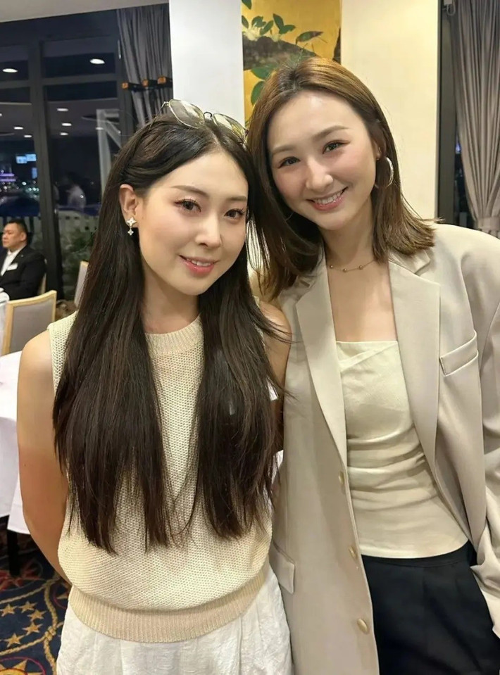 Christina được đánh giá là thí sinh có khí chất thời thượng không khác gì ngôi sao thực sự. Hình ảnh Christina chụp cùng mỹ nhân TVB Cao Hải Ninh cho thấy cô không hề bị lép vế.