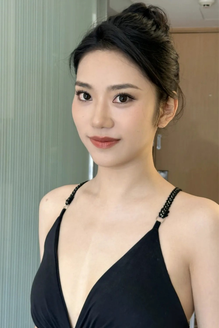 Lauren (22 tuổi) được cho là có nét giống Hoa hậu ảnh Đặng Thượng Văn. Cô vừa tốt nghiệp ngành Quản lý kinh doanh và chuẩn bị lên học Thạc sĩ.