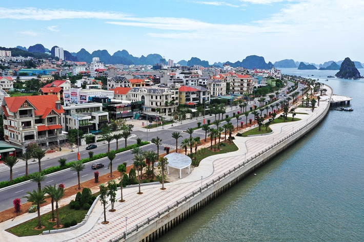 Đi dọc theo con đường này có thể thấy nhiều biệt thự với kiểu dáng khác nhau song điểm chung đều rất đắt tiền.