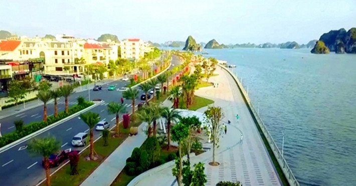 Con đường không chỉ nhiều làn xe, dải phân cách mà nơi đây có trồng cây xanh rợp bóng mát tạo nên không gian sống xanh.