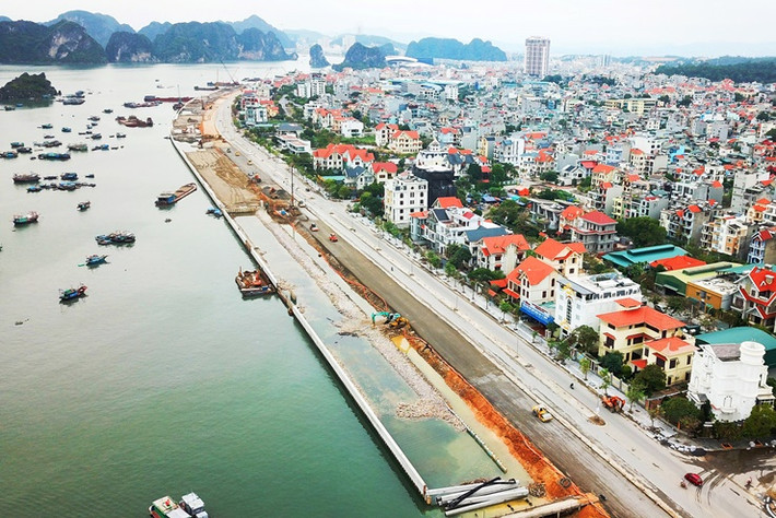 Trên một số website, giá biệt thự song lập nằm trên con đường này được rao với giá 60 triệu đồng/m2. Với một căn 3 tầng có thể có giá tới 9,6 tỷ đồng.