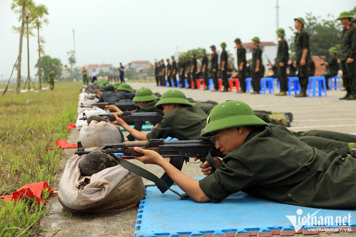 Đơn vị tổ chức huấn luyện các nội dung lý thuyết và thực hành súng ngắn CZ75 và tiểu liên AK bài 1 đảm bảo an toàn trong quá trình huấn luyện.
