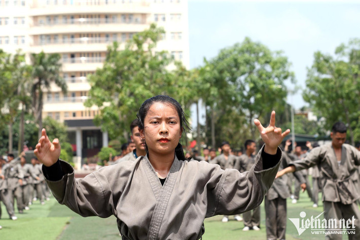 Nguyễn Ngân Hà đã tốt nghiệp Đại học Hoá - Dược, sau khi tốt nghiệp tình nguyện viết đơn xin đi nghĩa vụ Công an nhân dân năm 2022