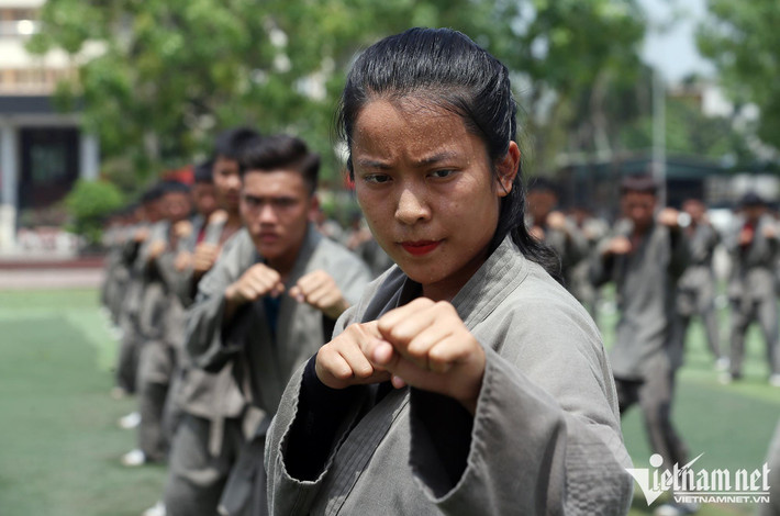 Sinh ra trong một gia đình truyền thống, hai anh trai của Hà đang công tác trong lực lượng CAND đã truyền tình yêu với ngành công an đến Hà.