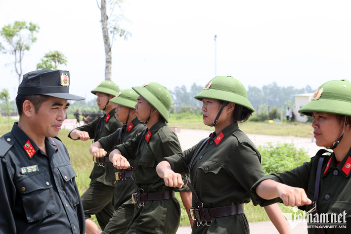 Đại tá Phan Công Côn - Giám đốc Trung tâm huấn luyện và bồi dưỡng nghiệp vụ 1 - Bộ Tư lệnh CSCĐ thường xuyên kiểm tra, động viên các chiến sĩ trong quá trình huấn luyện