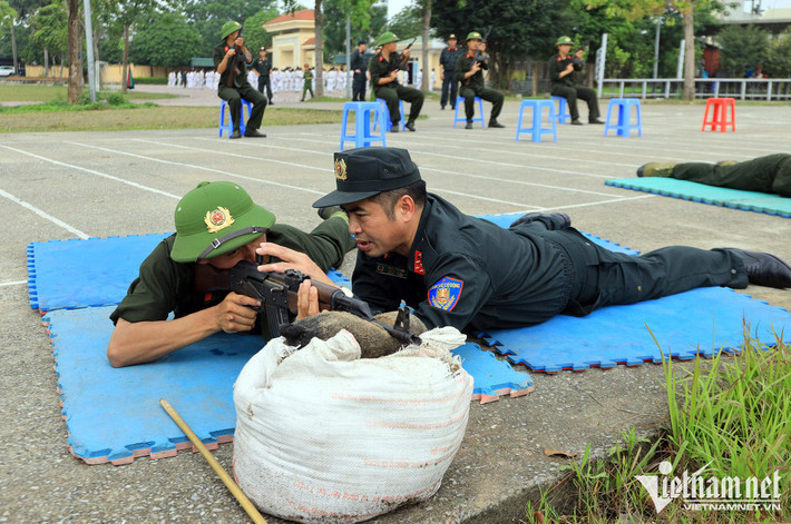 Đại tá Phan Công Côn trực tiếp kiểm tra môn học bắn súng cùng các chiến sĩ