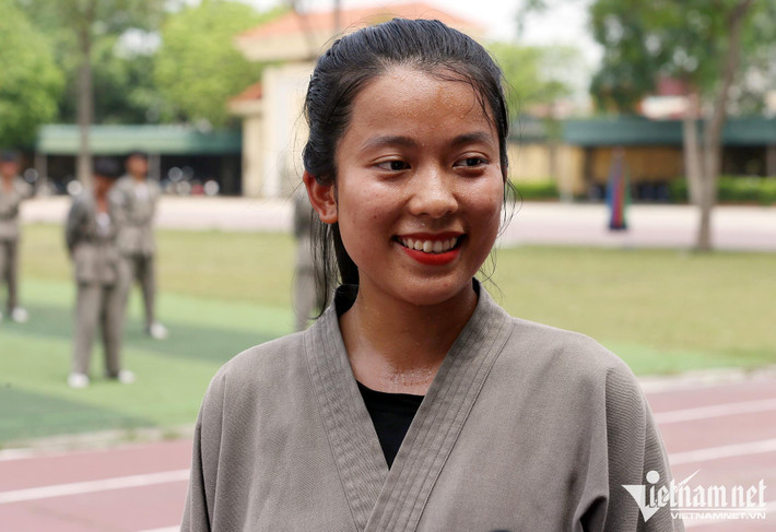 "Sau mấy tháng tham gia huấn luyện tân binh, em đen hơn, rắn rỏi hơn và tăng 6kg" - Hà tươi cười cho biết.