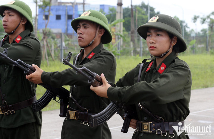 Các động tác đội ngũ từng người tay không; đội ngũ từng người có súng trong giáo án khoá huấn luyện