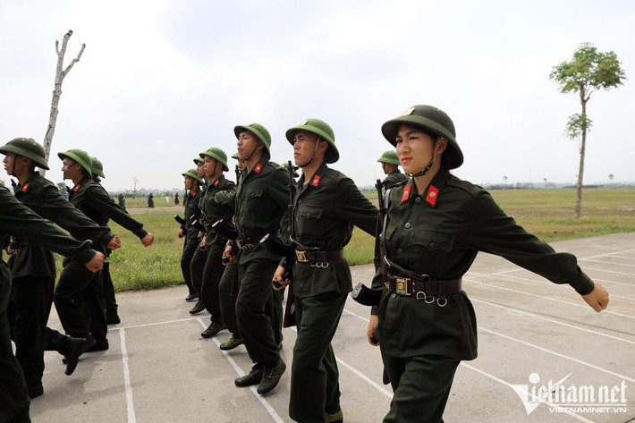 Như các đồng đội nam, chiến sĩ Triệu Thị Yến phải tham gia đầy đủ các môn học trong giáo trình khoá huấn luyện