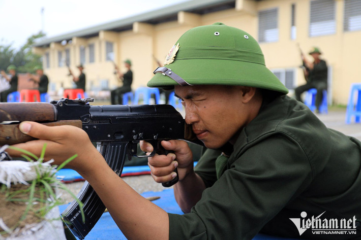 Ngoài các môn võ thuật, bắn súng... các chiến sĩ còn phải học cả bơi. Nếu bơi đủ 50m trở lên mới được cấp chứng nhận hoàn thành khoá huấn luyện