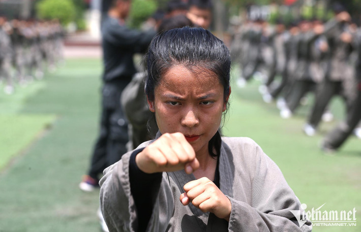 Cán bộ huấn luyện cho biết: Ngân Hà có tố chất võ thuật, chỉ trong một thời gian ngắn Hà đã thành thạo 2 bài võ thuật công an nhân dân