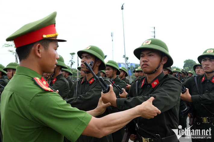Giáo viên huấn luyện uốn nắn từng động tác nhỏ nhất cho các tân binh