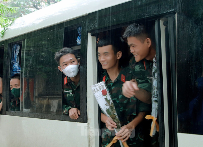 Những bông hoa nhỏ thay lời cảm ơn và tình cảm của người dân gửi các chiến sĩ.