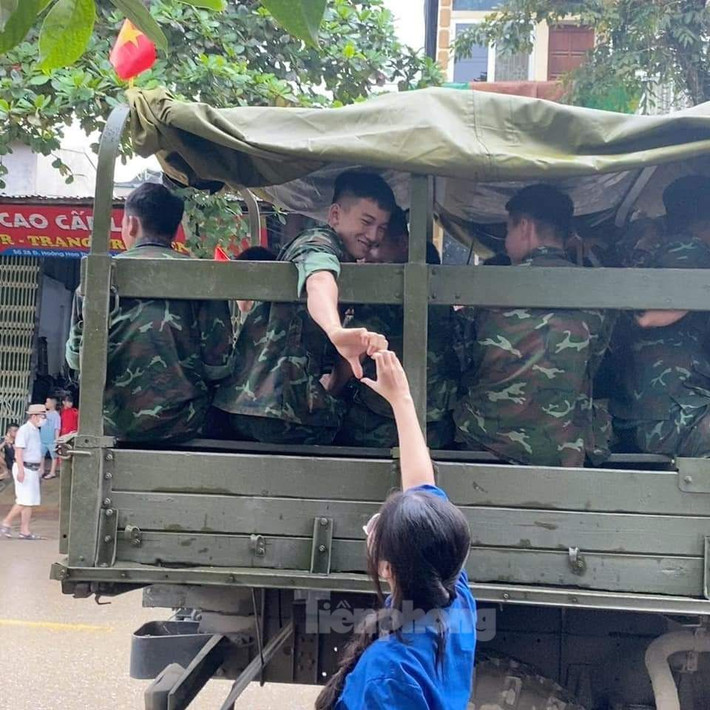 Đoàn viên thanh niên Yên Bái thể hiện tình cảm với các cán bộ, chiến sĩ.
