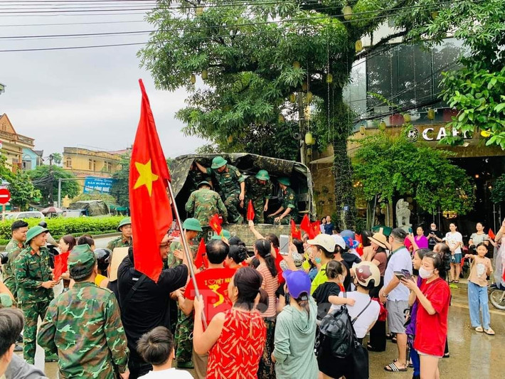 Sáng 22/9, dù trời đổ mưa, hàng nghìn người dân phường Hồng Hà đã đứng bên đường Trần Hưng Đạo để chào tạm biệt cán bộ, chiến sĩ của Sư đoàn 316, Sư đoàn 355, Lữ đoàn 168, Lữ đoàn 297, Lữ đoàn 604, Quân khu 2 trở về đơn vị, sau nhiều ngày dầm mình trong bùn đất, hỗ trợ nhân dân khắc phục hậu quả cơn bão số 3.