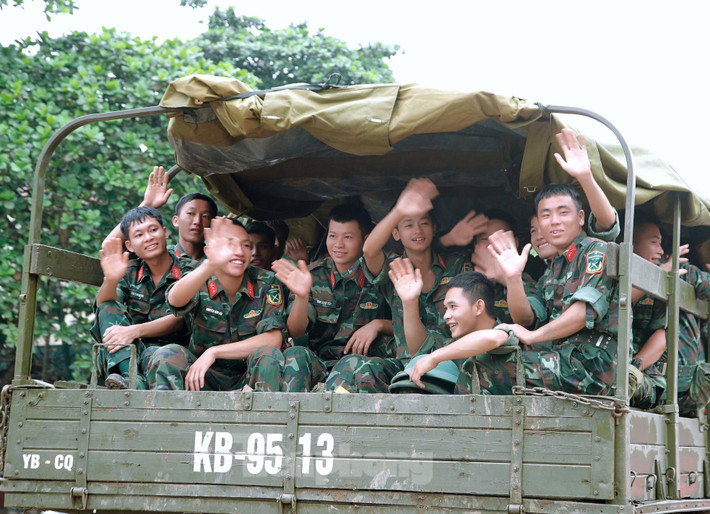 Người dân mang theo cờ Tổ quốc, cờ Đảng vẫy chào, lòng thêm cảm phục những người lính không quản ngại vất vả vì dân.