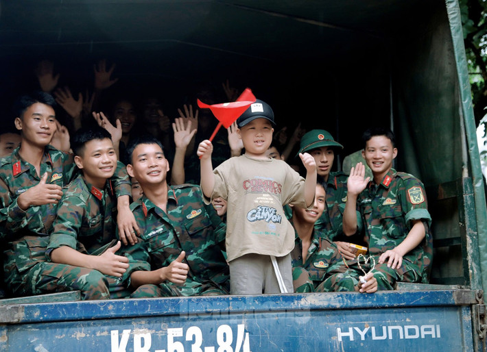 Các em nhỏ bịn rịn, lưu luyến khi chia tay các chú bộ đội.