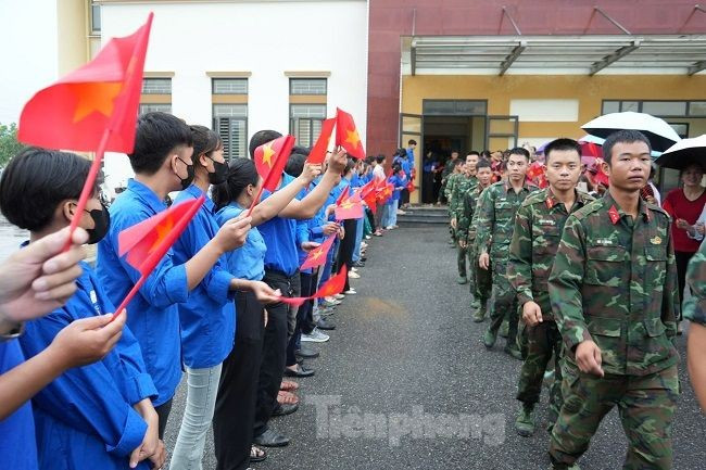 Bà con Yên Bái thể hiện lòng biết ơn, tình cảm sâu đậm với các cán bộ, chiến sĩ quân đội.