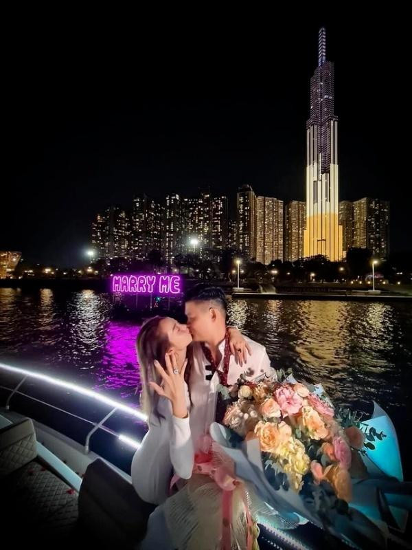 ần đây, ca sĩ Minh Hằng gây chú ý khi thông báo kết hôn cùng bạn trai sau 6 năm hẹn hò giấu kín. Được biết, cặp đôi dự kiến sẽ tổ chức đám cưới vào tháng 6 sắp tới. Với phong độ nhan sắc hiện tại, Minh Hằng được người hâm mộ dự đoán sẽ là nàng dâu xinh đẹp, lộng lẫy nhất nhì Vbiz.