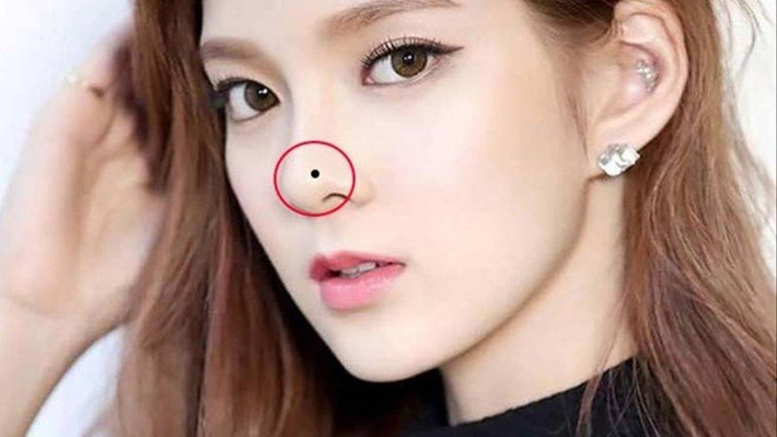Nốt ruồi ở cánh mũi. Nếu nữ giới có nốt ruồi này thì biểu thị các mối quan hệ của chủ nhân với người khác giới rất kém, chủ yếu nguyên do là vì khả năng giao tiếp kém, thái độ quá cứng rắn, không biết tiến thoái hợp lý, không biết thể hiện sự dịu dàng, mềm mỏng của nữ giới nên khó lòng thăng tiến.