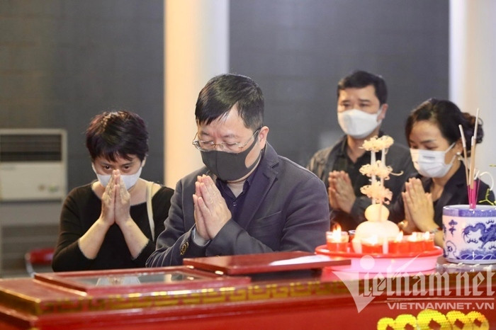 Ông Nguyễn Thanh Lâm, Cục trưởng Cục Báo chí (Bộ TT&TT) lặng lẽ bên linh cữu, chia buồn cùng gia đình NSƯT Thanh Hùng.